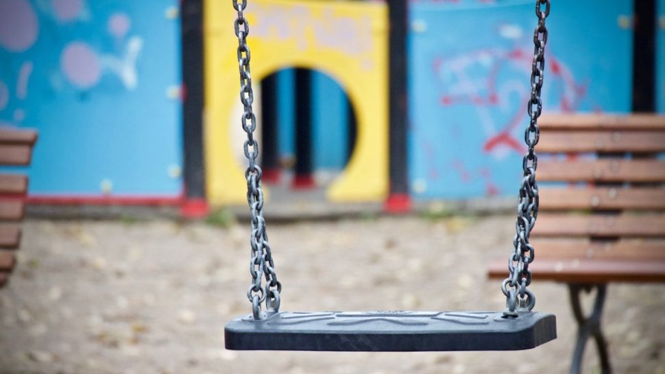 Pedofil periculos, prins de o mămică în timp ce abuza o fetiță, în parc