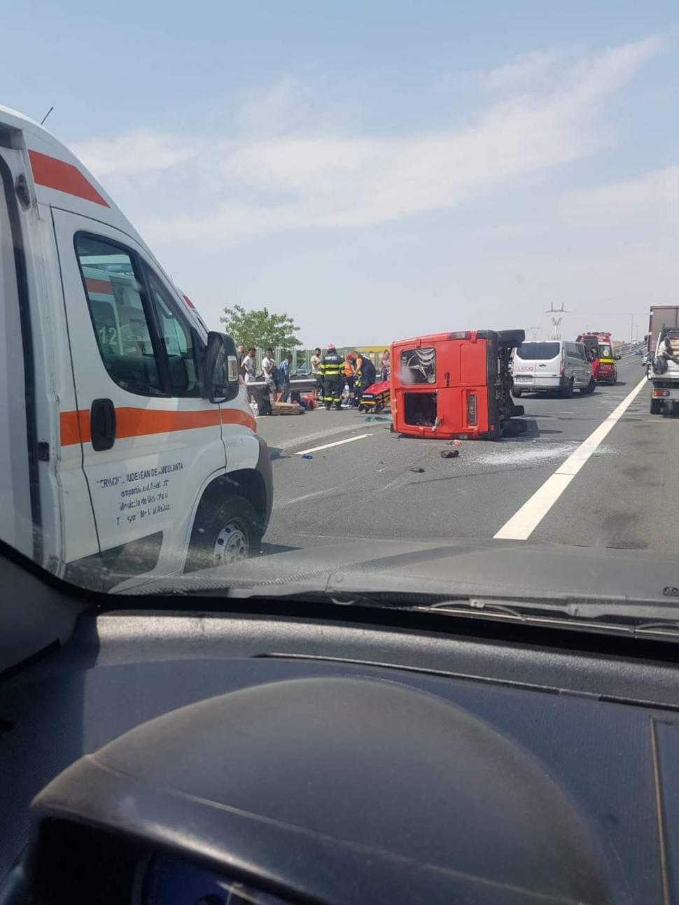 Accident cu 9 victime pe autostrada A1, în Timiş, după ce un microbuz s-a răsturnat 715794