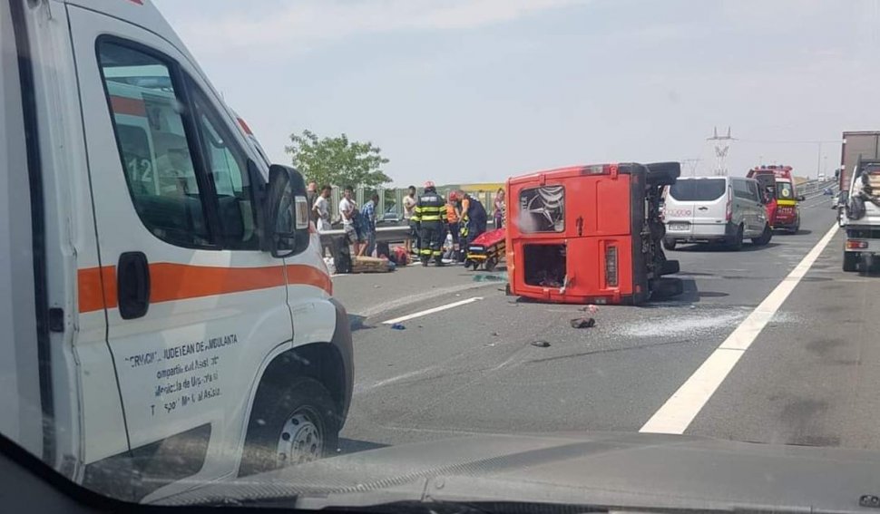 Accident cu 9 victime pe autostrada A1, în Timiş, după ce un microbuz s-a răsturnat