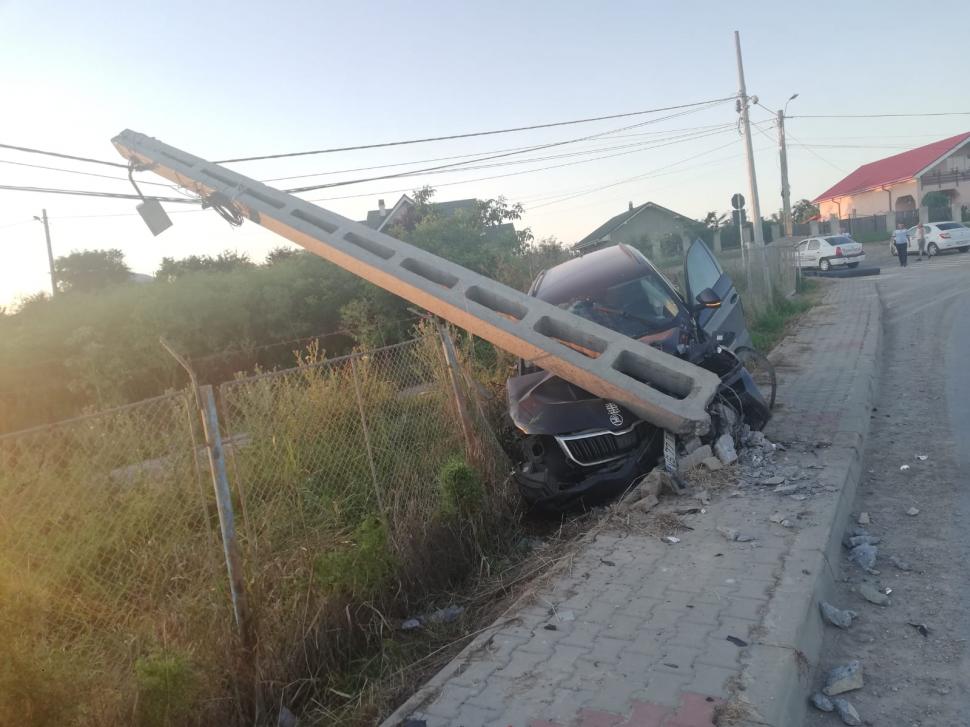 Fratele celebrului călugăr Corogeanu, băut la volan şi cu un copil în maşină, a rupt un stâlp, la Vaslui 715782