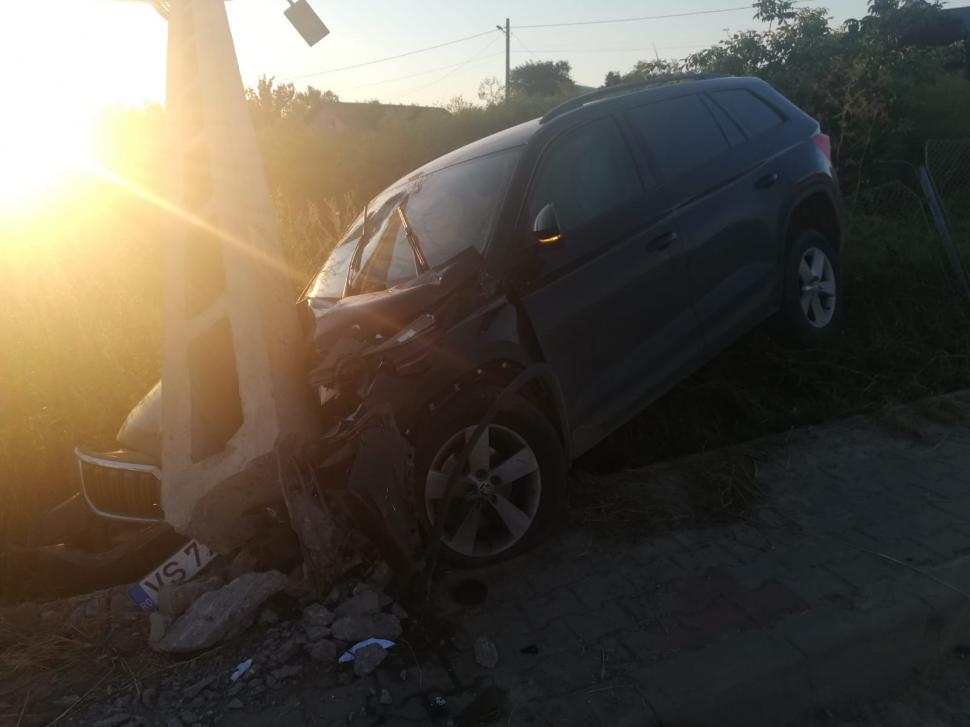 Fratele celebrului călugăr Corogeanu, băut la volan şi cu un copil în maşină, a rupt un stâlp, la Vaslui 715783