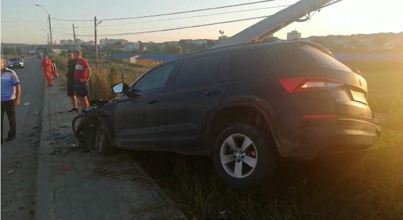Fratele celebrului călugăr Corogeanu, băut la volan şi cu un copil în maşină, a rupt un stâlp, la Vaslui 715786