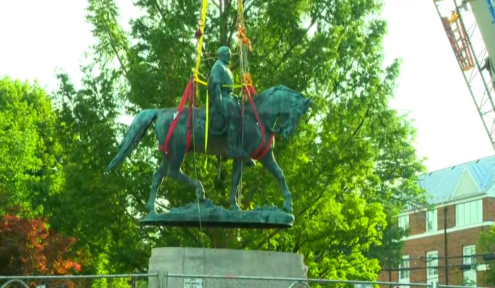 Statuia unui general sudist, îndepărtată după violențele soldate cu un mort și mai mulți răniți, în SUA