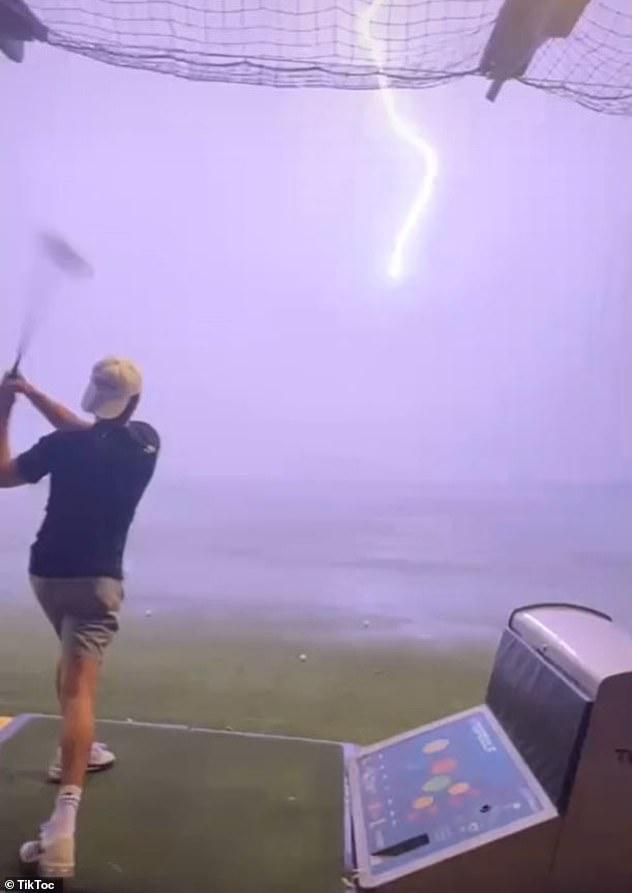 Momentul în care mingea lansată de un jucător de golf cu peste 140 km/h este lovită de fulger 715804