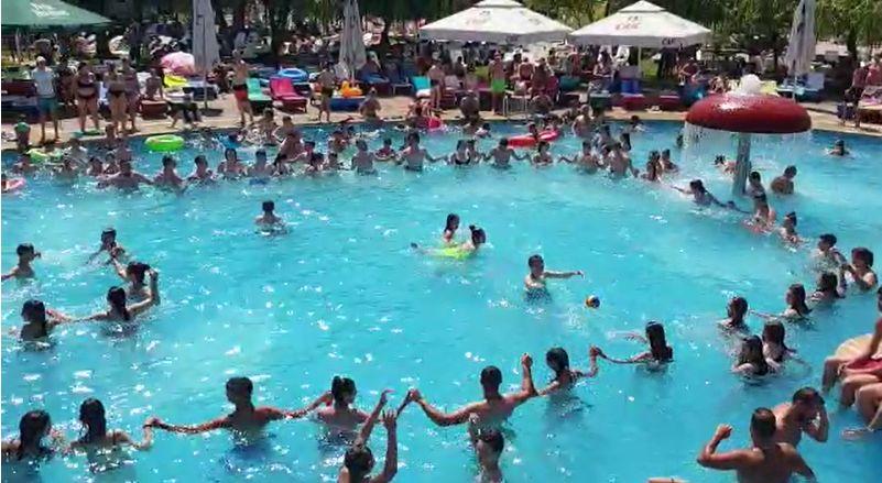 Localnicii din Țara Făgărașului se răcoresc făcând horă în piscină, la munte 715870