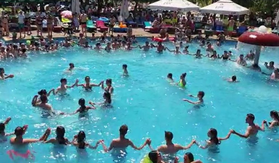 Localnicii din Țara Făgărașului se răcoresc făcând horă în piscină, la munte