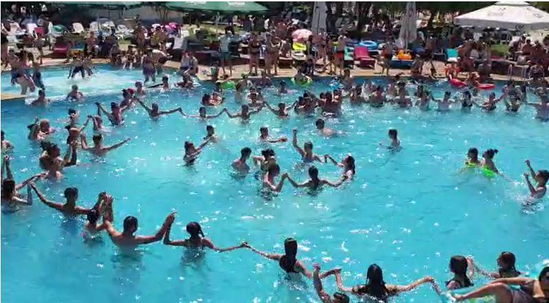 Localnicii din Țara Făgărașului se răcoresc făcând horă în piscină, la munte 715872