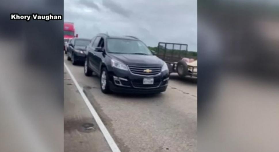 Un tânăr, filmat în timp ce sare de pe un pod înalt de zeci de metri, după ce a stat blocat patru ore în trafic, în SUA. Autoritățile l-au căutat ore în șir 716292