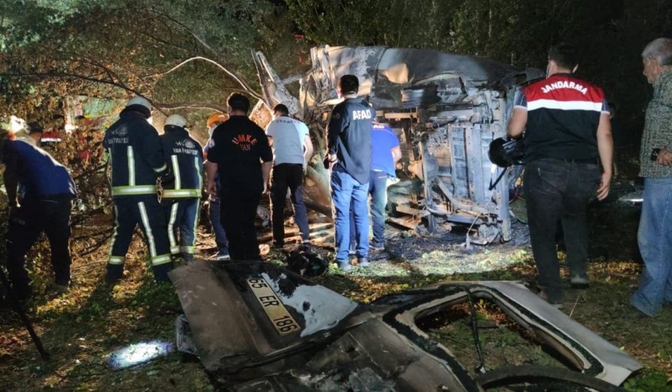 Un microbuz s-a răsturnat și a luat foc, în Turcia. 12 oameni au murit