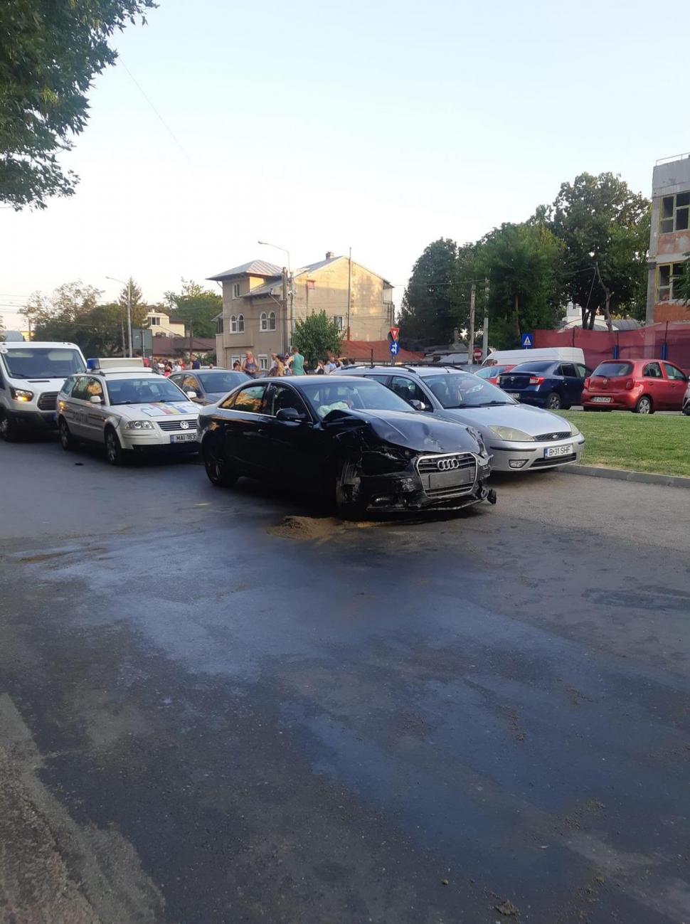 Accident teribil în Capitală. O victimă a rămas încarcerată, alte patru au ajuns la spital 716156