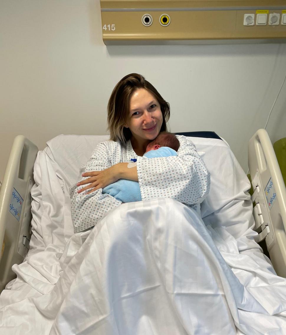 Adela Popescu a născut pentru a treia oară, după 4 ore de travaliu 716017