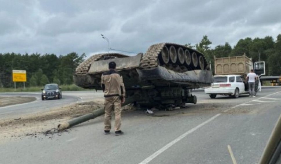 Armata Rusiei a scăpat un tanc pe șosea. Vehiculul de peste 40 de tone s-a răsturnat pe carosabil