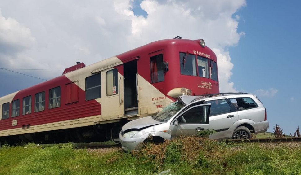 Cuplu, la un pas de moarte, după ce mașina lor a fost lovită de un tren în Iași. Șoferul a sărit din autovehicul