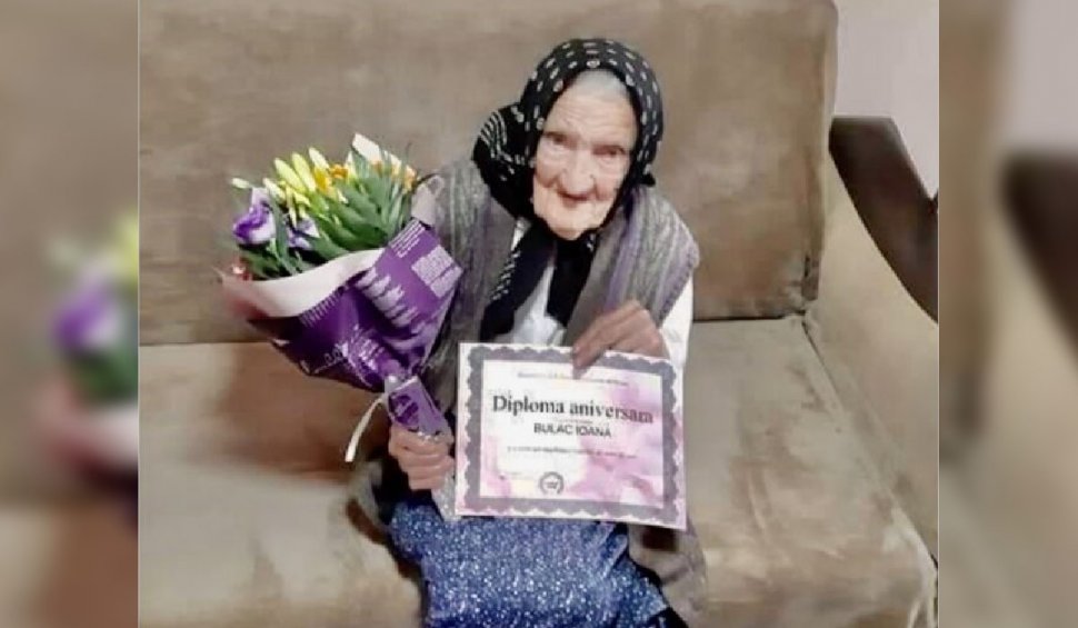 La 100 de ani, o femeie a primit un premiu de 500 de lei de la Casa de Ajutor Reciproc a Pensionarilor din Curtea de Argeș