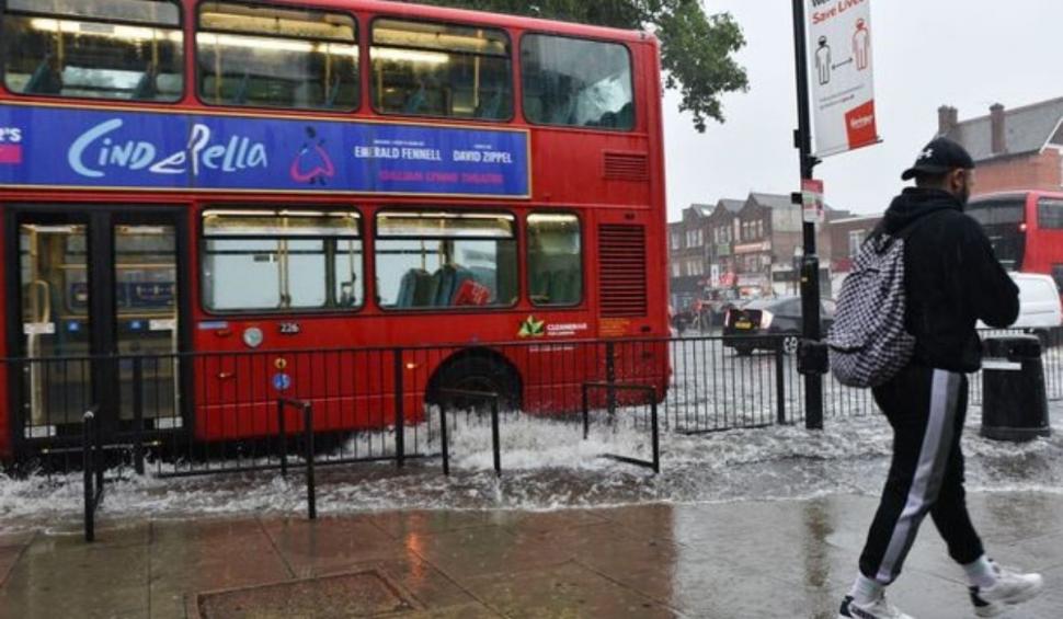 Inundațiile fulgerătoare din Londra lasă străzile sub apă, după ce o furtună crâncenă a lovit Marea Britanie 716171