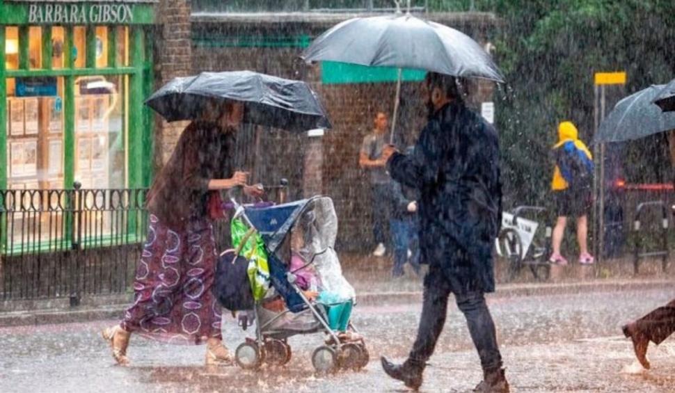 Inundațiile fulgerătoare din Londra lasă străzile sub apă, după ce o furtună crâncenă a lovit Marea Britanie 716172