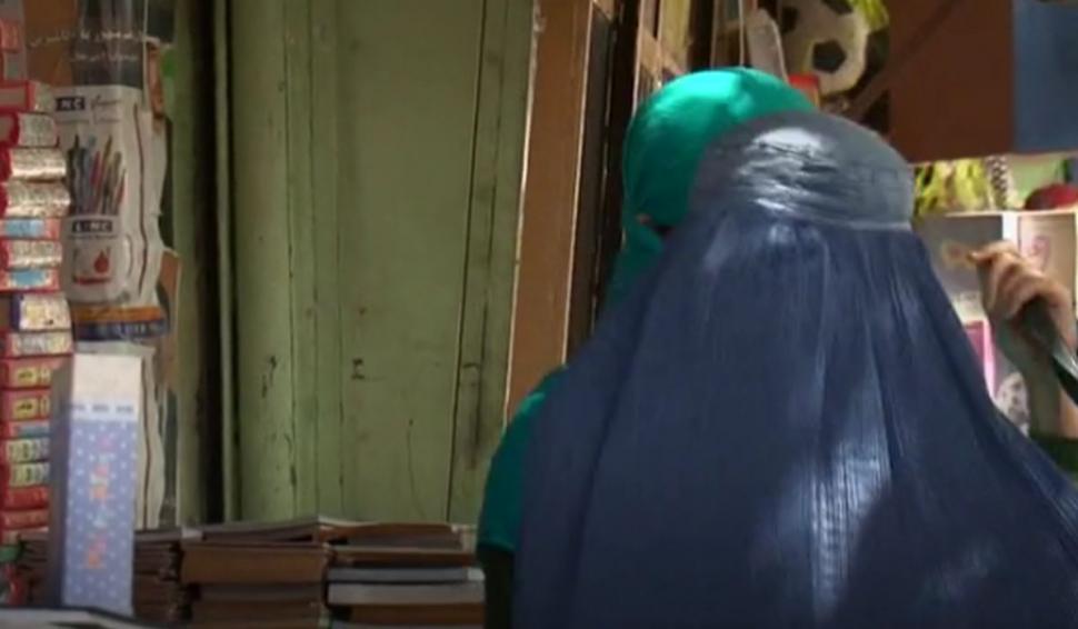 O femeie a supraviețuit după ce a fost împușcată în față de soțul său. Operată de 22 de ori, ea apără acum cauza femeilor din Afganistan 716144
