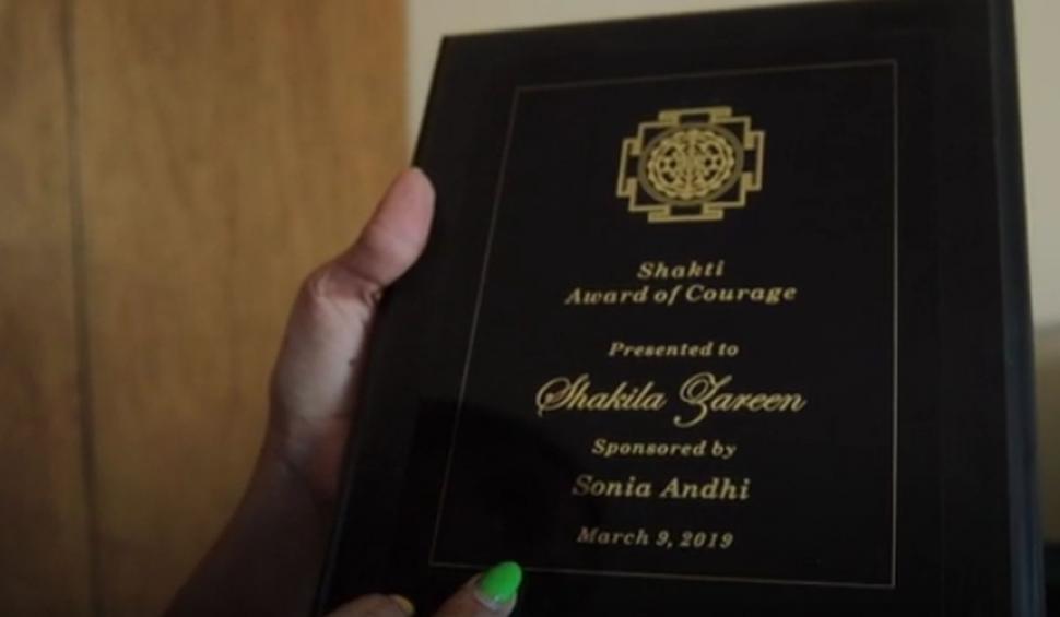 O femeie a supraviețuit după ce a fost împușcată în față de soțul său. Operată de 22 de ori, ea apără acum cauza femeilor din Afganistan 716146