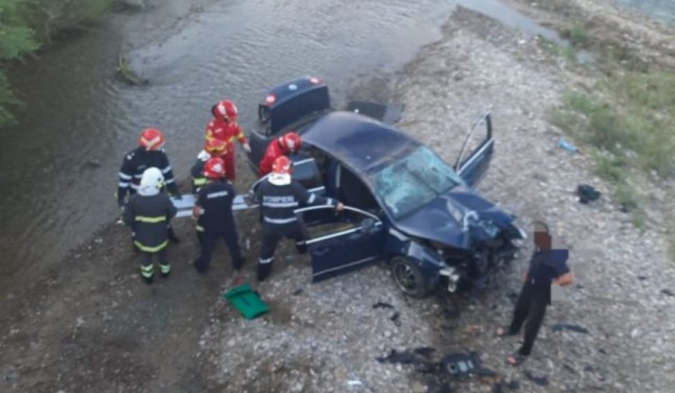 Trei persoane au supraviețuit după ce au căzut cu mașina de la 10 metri, în județul Neamț
