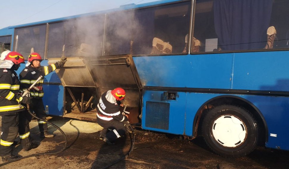 Un autocar plin cu 21 de copii a luat foc, la Botoşani