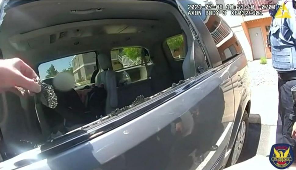 Doi polițiști sparg geamul unei mașini încinse de soare și salvează un copil de 2 ani, în SUA 716377