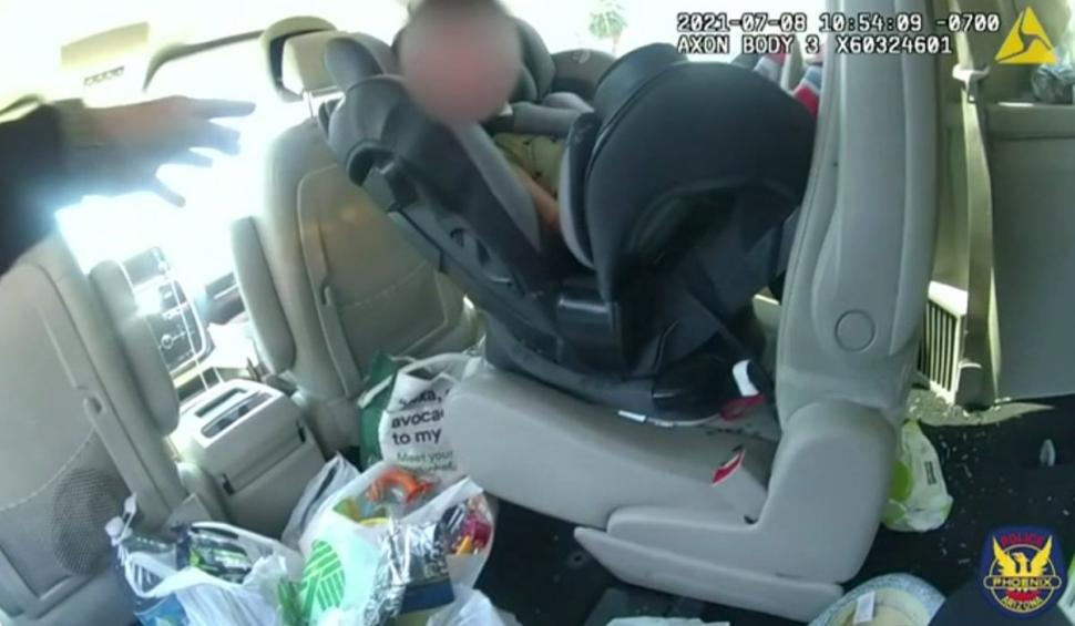 Doi polițiști sparg geamul unei mașini încinse de soare și salvează un copil de 2 ani, în SUA 716378