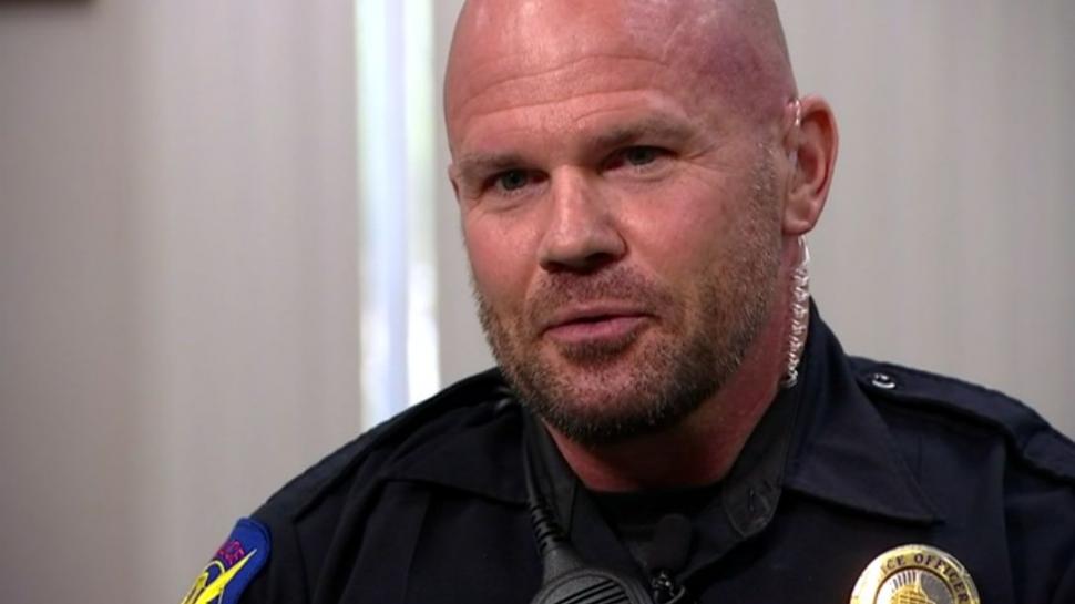 Doi polițiști sparg geamul unei mașini încinse de soare și salvează un copil de 2 ani, în SUA 716380