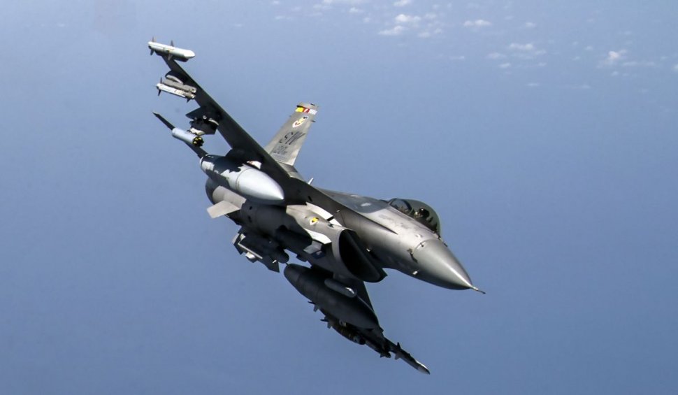 Avion F-16 Falcon, aterizare de urgență după ce a lansat o bombă, în timpul unui exercițiu de tragere la Galați