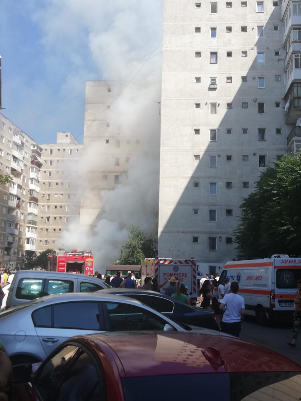 O maşină a explodat în Râmnicu Vâlcea, iar un bărbat a fost aruncat câţiva metri de suflul deflagraţiei 716237