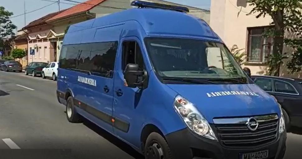 Şeful traficanţilor de ţigări din vestul ţării a fugit cu doar două ore înainte ca poliţiştii să demareze percheziţiile!  716499