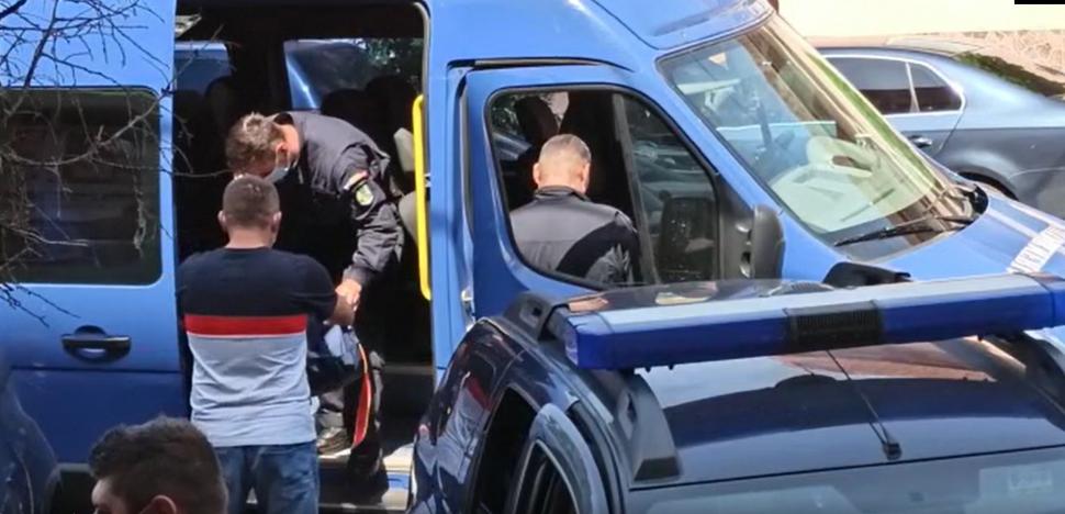 Şeful traficanţilor de ţigări din vestul ţării a fugit cu doar două ore înainte ca poliţiştii să demareze percheziţiile!  716500