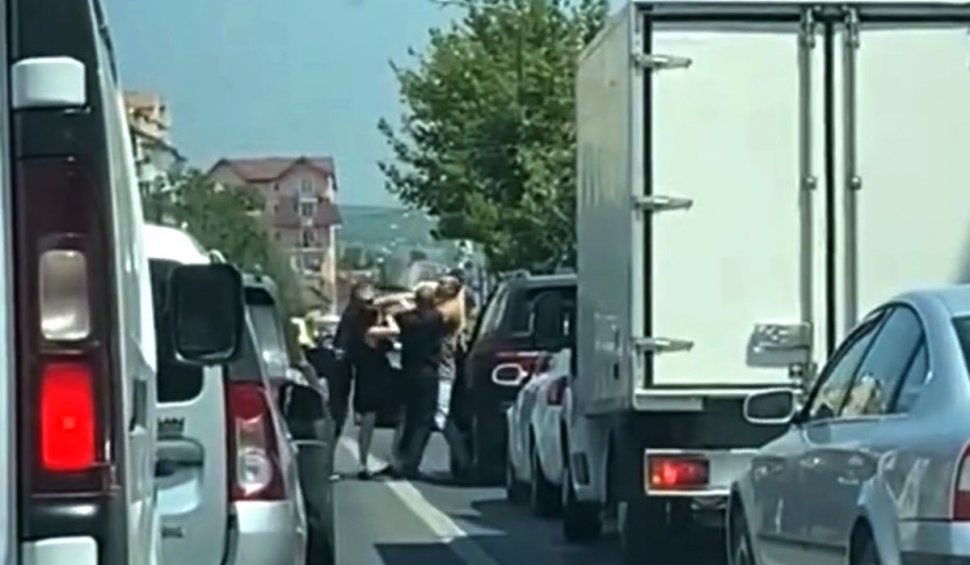 Şofer cu BMW, bătut de doi bărbaţi la un semafor din Sibiu până s-a făcut verde