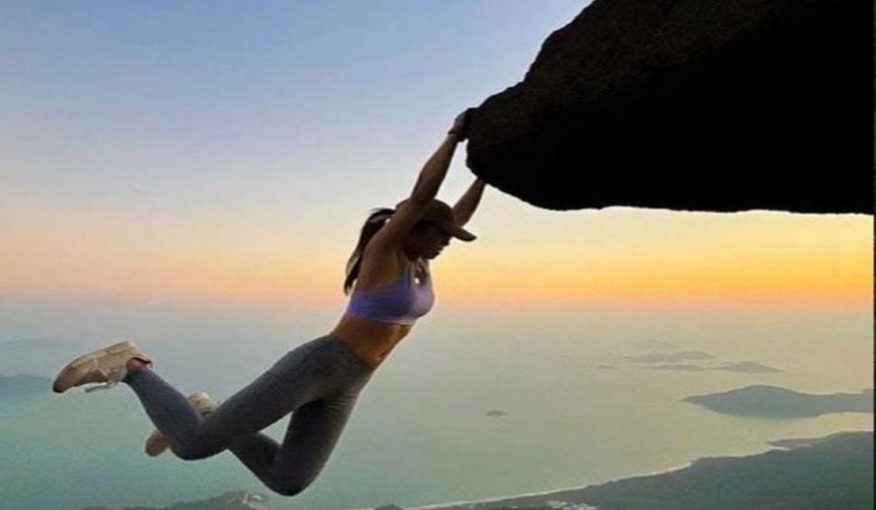 O vedetă a Instagramului, moartă după ce a căzut în gol, încercând să își facă poze lângă o cascadă din Hong Kong 716362