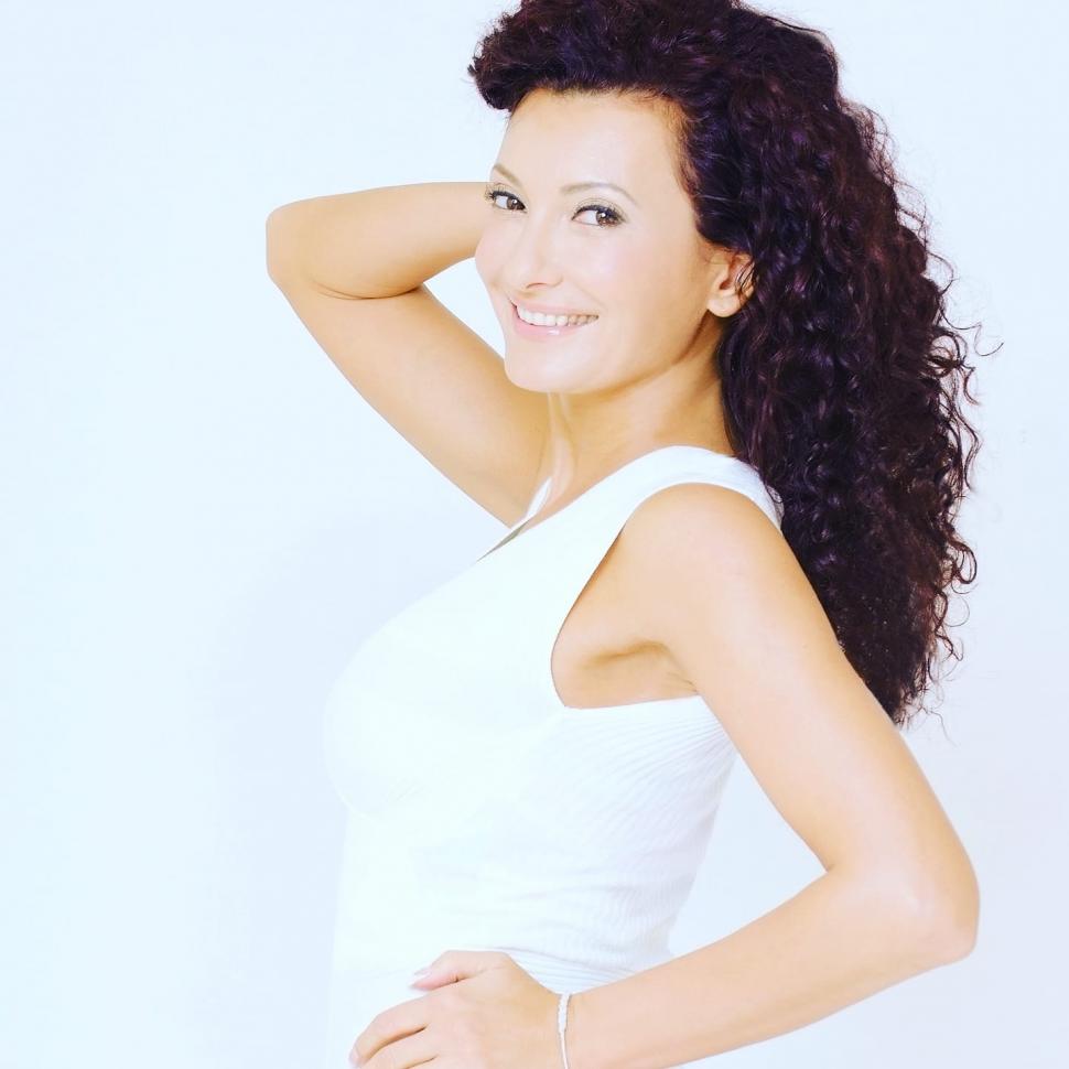 Povestea Ancăi Dragalina, fata care mergea la şcoală în hainele mamei, iar acum e model internaţional 716486