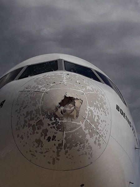 Cursă de coşmar pentru un Boeing 777 după ce a fost lovit de o furtună cu grindină 716409