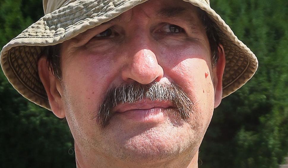 Un bărbat din Iaşi s-a descălţat şi i-a dat sandalele unui bătrân desculţ: "Să faci bine unui om este mai greu" 716516