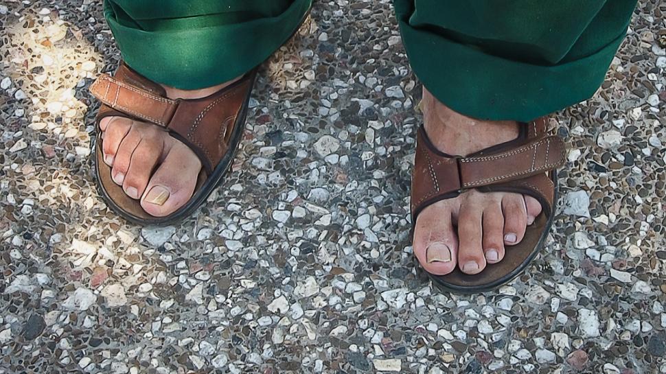 Un bărbat din Iaşi s-a descălţat şi i-a dat sandalele unui bătrân desculţ: "Să faci bine unui om este mai greu" 716518