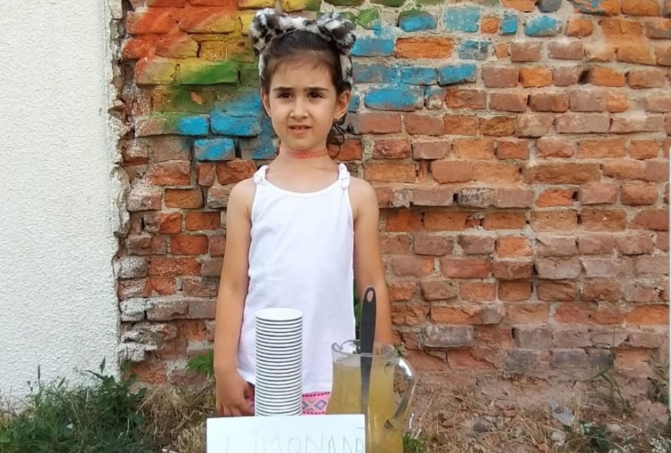 O fetiță de 6 ani din Târgu Jiu vinde limonadă în plină caniculă. Și are un plan foarte clar pentru banii obținuți