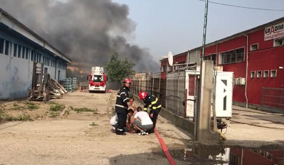 Incendiu la un depozit de materiale din Reşiţa. Unui pompier i s-a făcut rău în timpul intervenţiei 716634