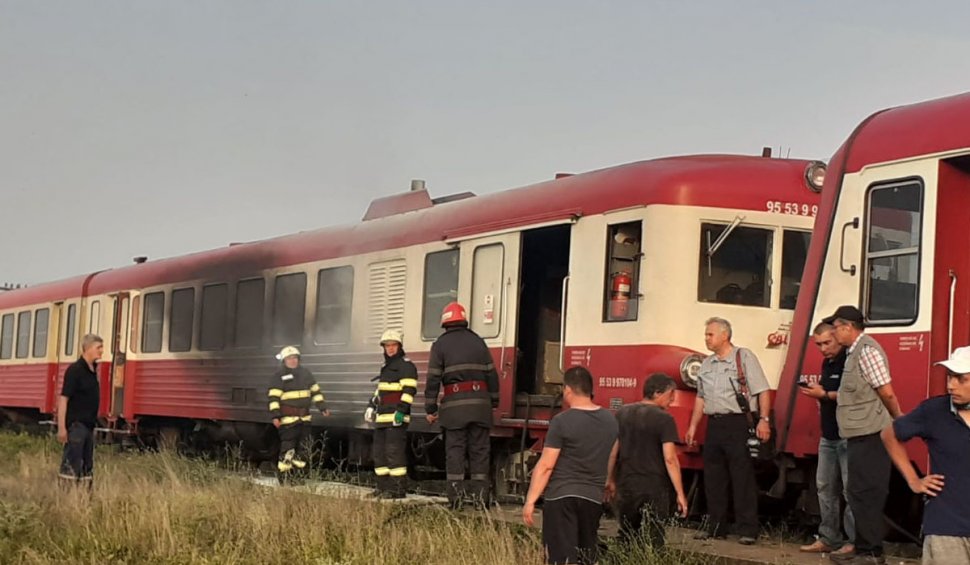 Un tren de călători a luat foc în apropiere de Seleuș, Arad