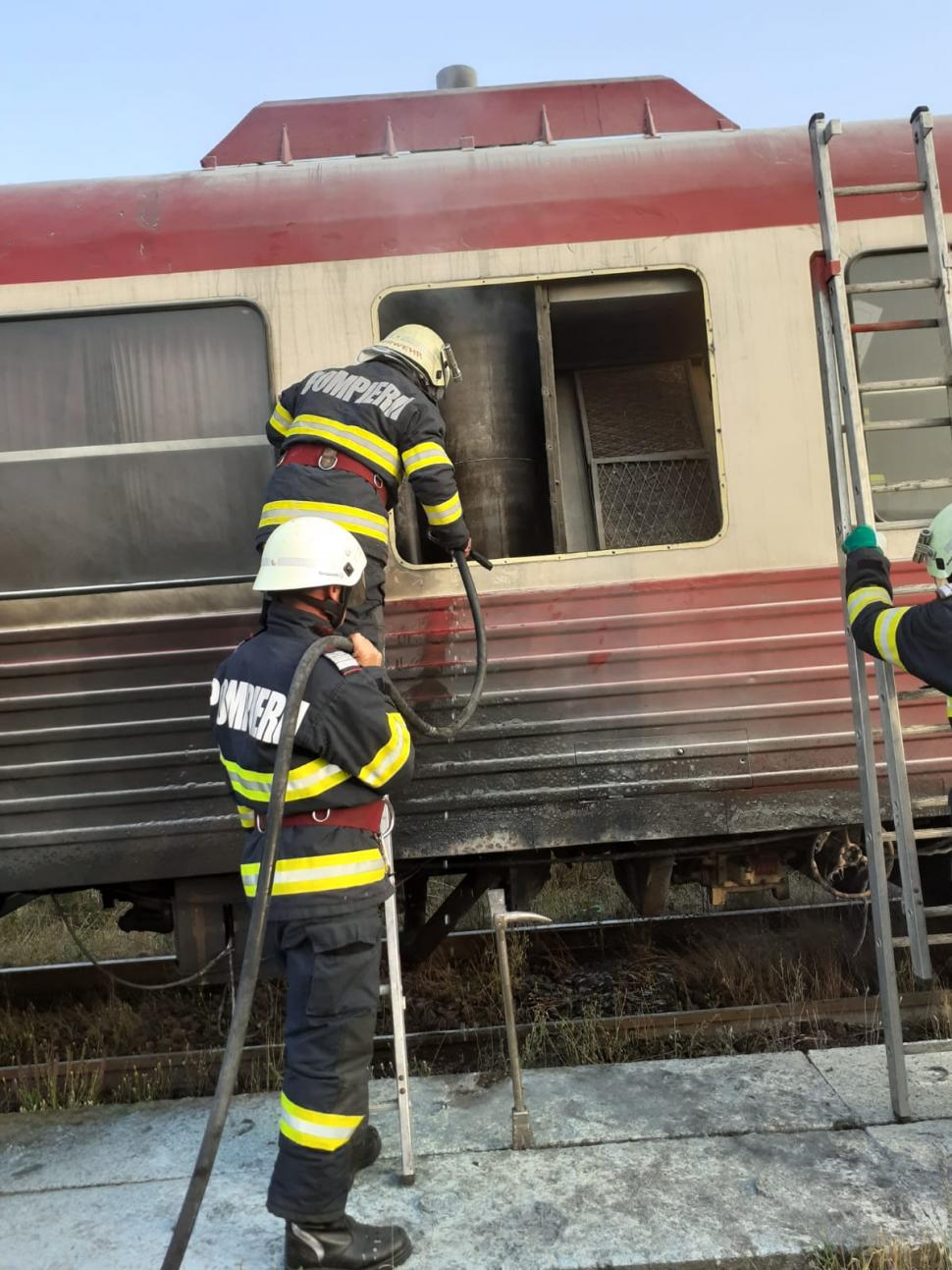 Un tren de călători a luat foc în apropiere de Seleuș, Arad 716662