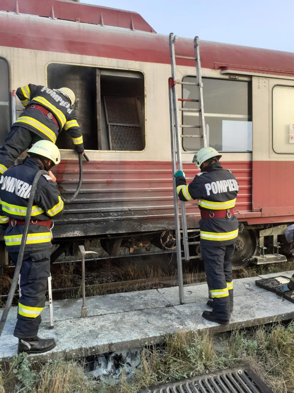 Un tren de călători a luat foc în apropiere de Seleuș, Arad 716663
