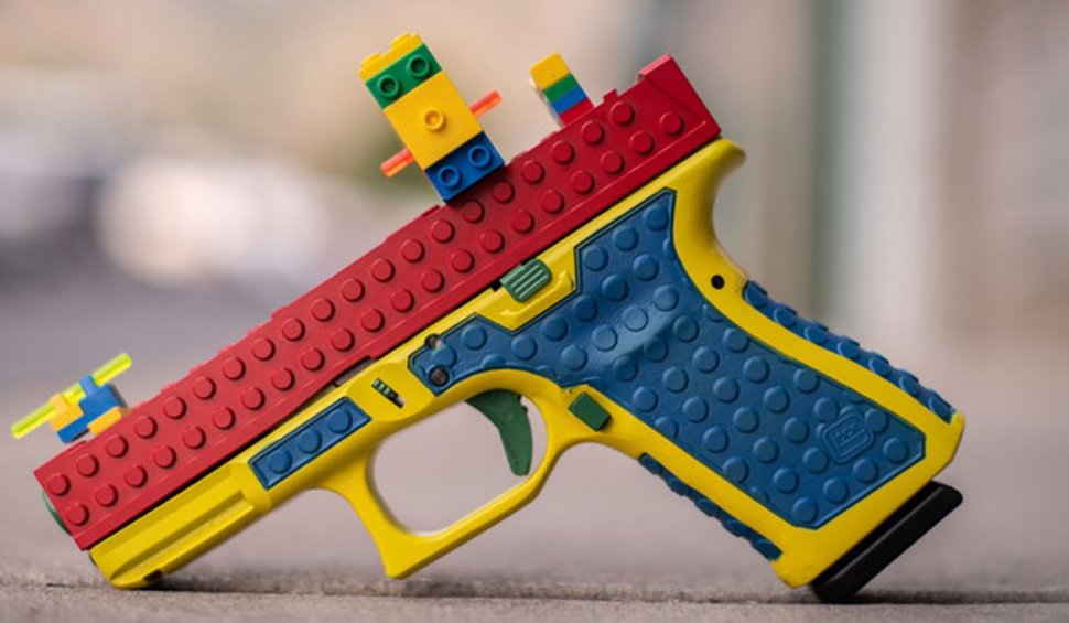 Pistolul din piese de Lego, o armă mortală vândută legal, provoacă scandal în SUA. Legislația americană nu interzice armele deghizate în jucării