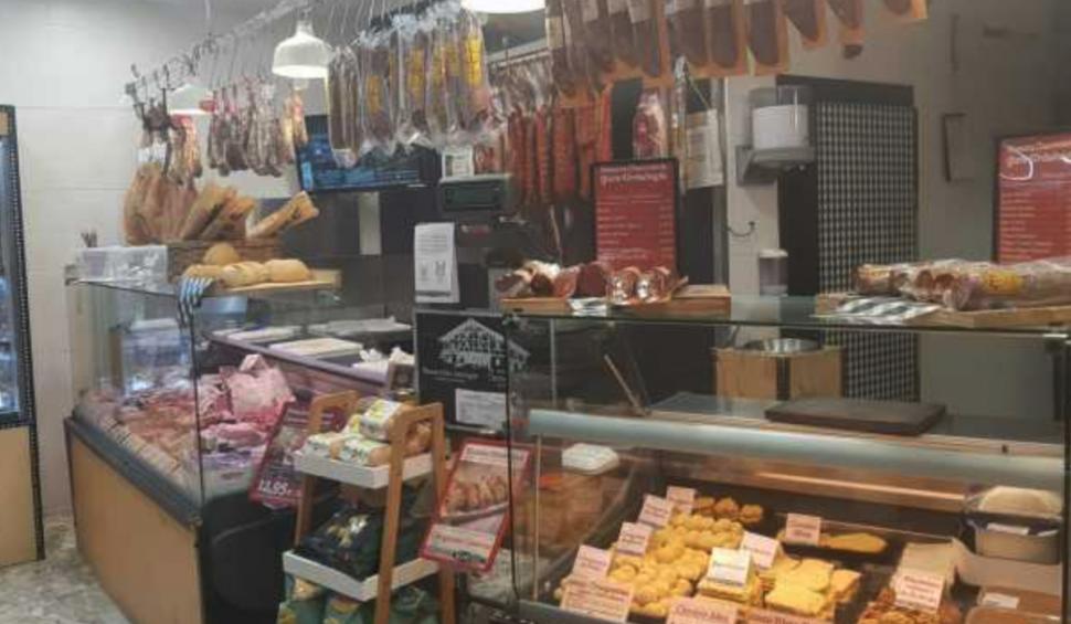 Micii românești iubiți de spanioli. Succes răsunător pentru un măcelar român care mută gastronomia românească în Spania  716468