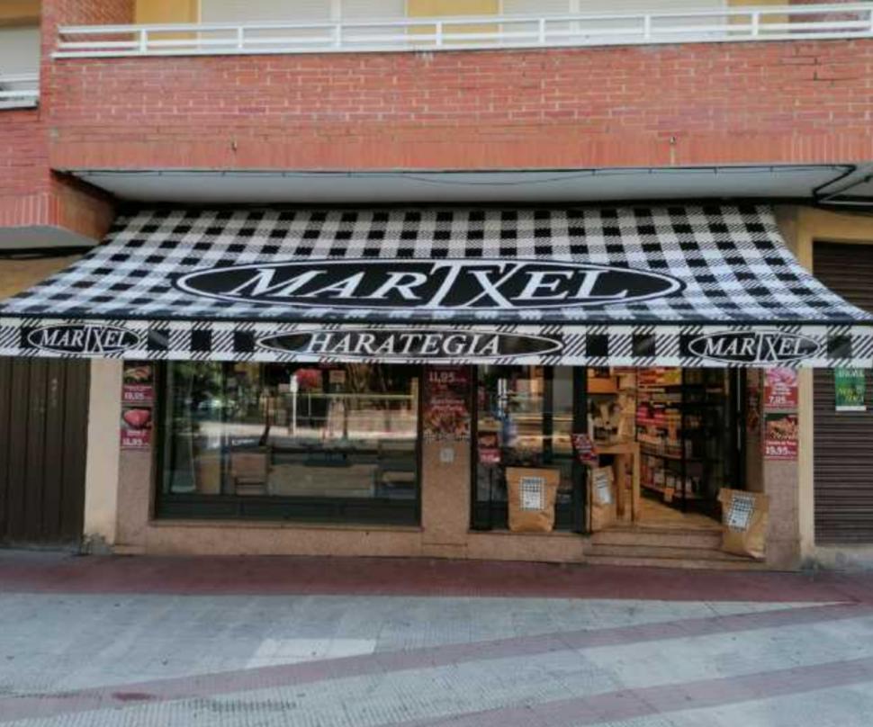 Micii românești iubiți de spanioli. Succes răsunător pentru un măcelar român care mută gastronomia românească în Spania  716470