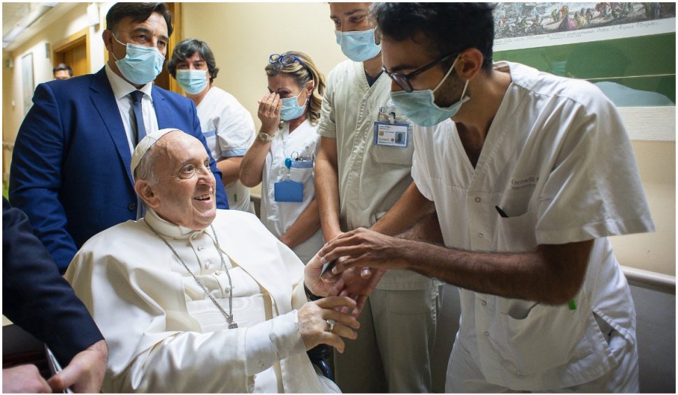 Papa Francisc a fost externat din spital
