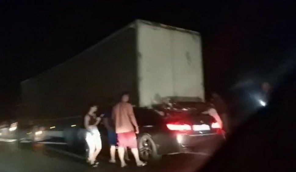 Şoferul unui BMW cu volan pe dreapta a murit pe loc, după ce s-a înfipt în remorca unui TIR pe autostrada Soarelui