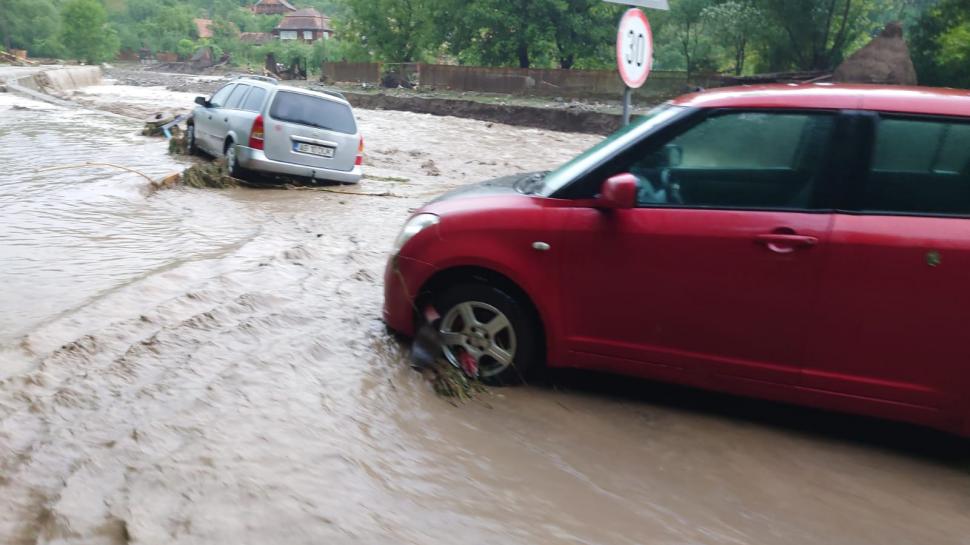 Furtunile au făcut prăpăd în patru judeţe din ţară: zeci de case inundate, persoane izolate şi alunecări de teren  716997