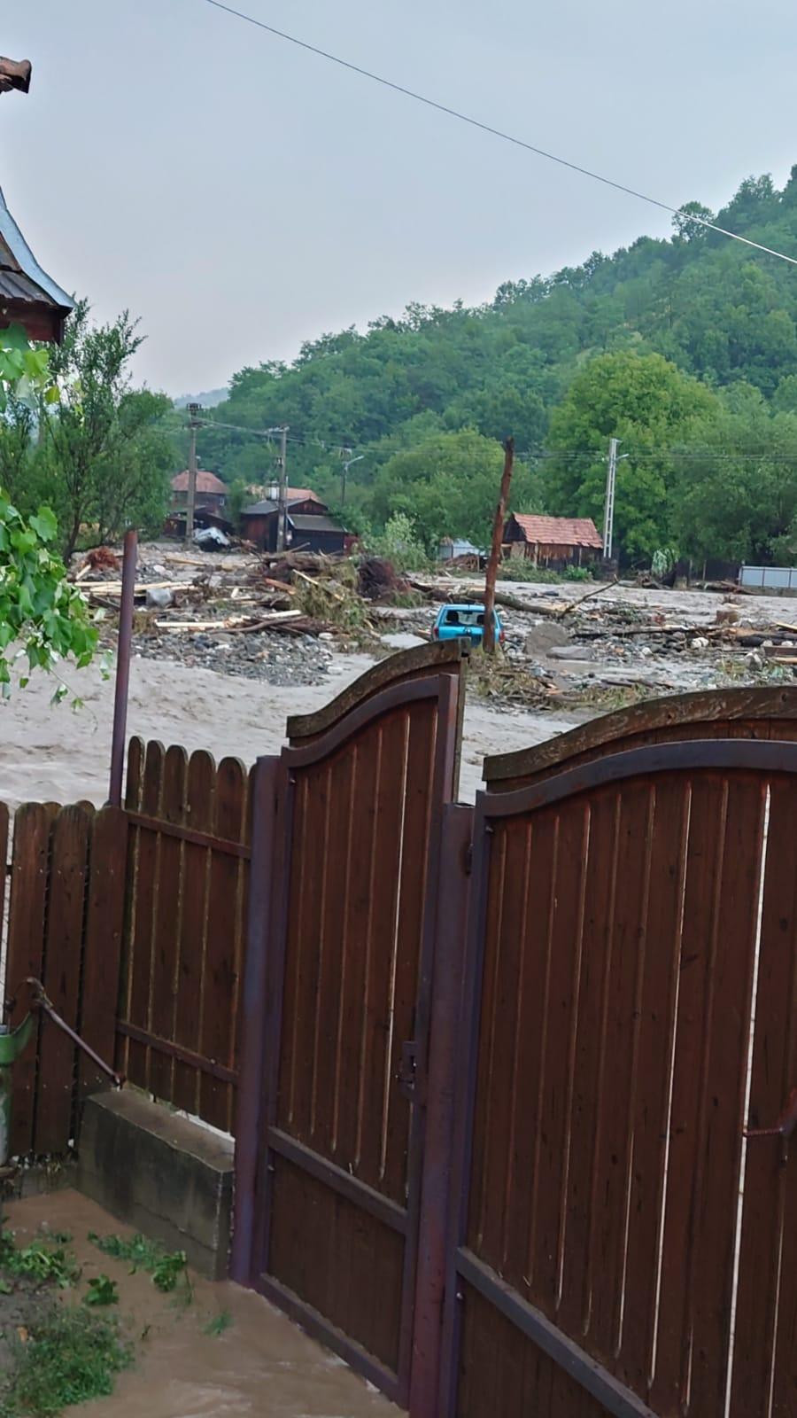 Furtunile au făcut prăpăd în patru judeţe din ţară: zeci de case inundate, persoane izolate şi alunecări de teren  716998