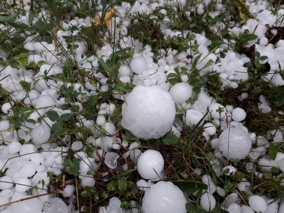 Furtunile au făcut prăpăd în patru judeţe din ţară: zeci de case inundate, persoane izolate şi alunecări de teren  717005